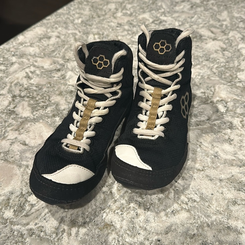 Rudis wrestling by shoes, youth size 4